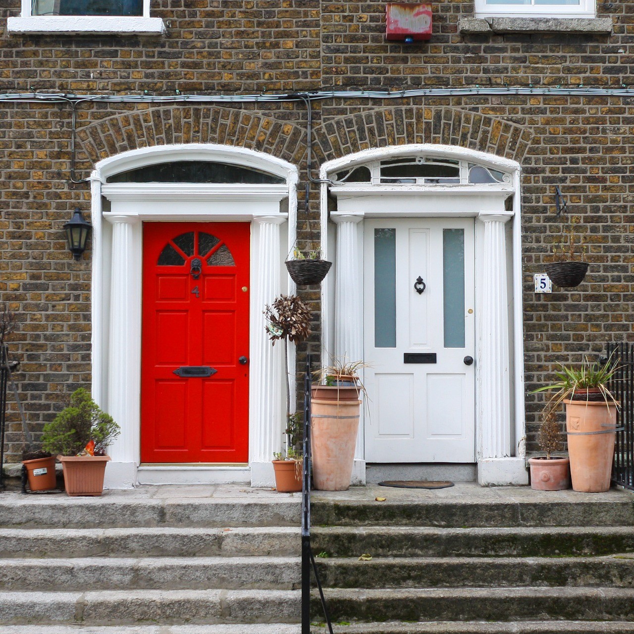 Sua acomodação na Irlanda pode ser em casas tradicionais, com portas coloridas como estas.