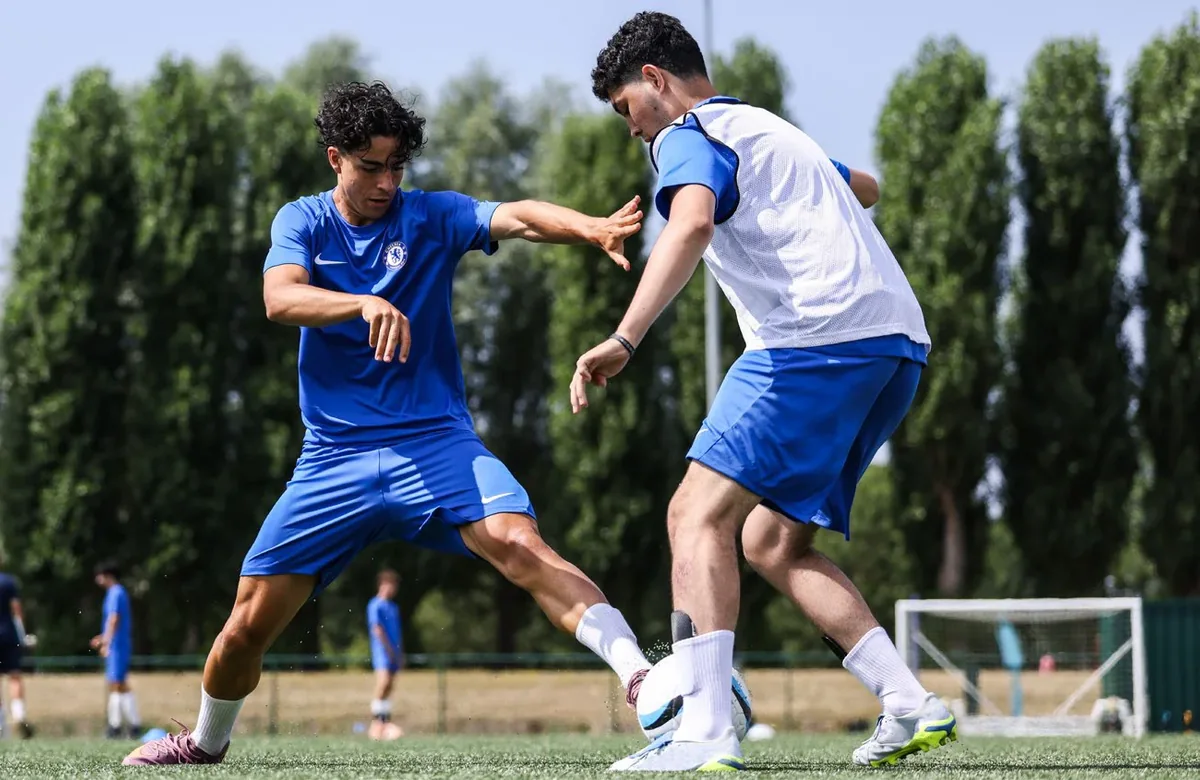 Jóvenes entrenando fútbol en Inglaterra